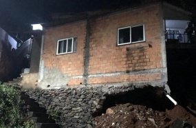 Casa é interditada após desabamento de muro colocar família em risco