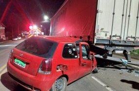 Motorista abandona carro após colidir em carreta estacionada 