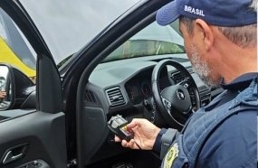 Veículo argentino é flagrado portando sirene típica de veículos de emergência
