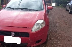 Motorista bêbado é preso após bater em carro estacionado e não conseguir sair do veículo
