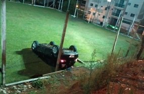 Idoso capota veículo dentro de campo de futebol após sair da pista