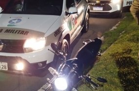 Adolescente é apreendido após fugir da PM com moto e menina na garupa 