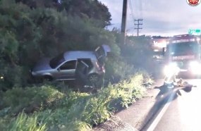 Jovem e adolescente são levadas ao hospital após carro sair da pista