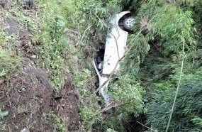 Motorista fica ferido após carro capotar em barranco na BR-153