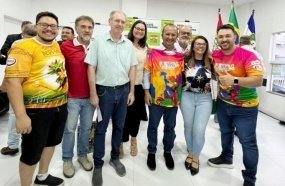 Governador recebe camiseta oficial e convite para o Carnaval de Joaçaba