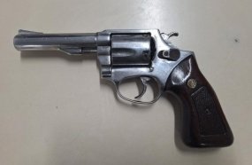 Homem é preso após agredir companheira e tentar descartar arma em Joaçaba