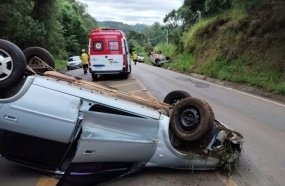 Colisão deixa dois carros capotados em Fraiburgo