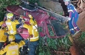 Motorista e criança morrem após caminhão despencar em ribanceira na SC-283