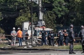 Avião de pequeno porte cai sobre avenida e mata duas pessoas em SP