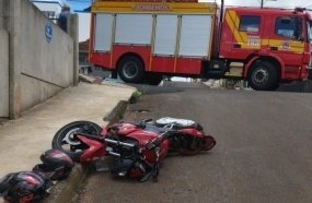 Colisão entre carro e moto deixa casal de jovens ferido em Campos Novos