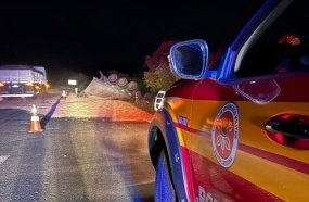 Caminhoneiro fica ferido após carreta tombar em barranco na BR-470
