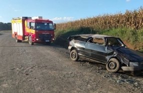 Jovens ficam presas em veículo após capotamento no interior de Fraiburgo 