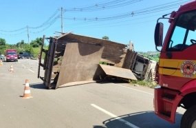 Motorista tomba caminhão ao fazer curva na SC-135