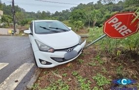 Idoso é socorrido por Bombeiros após colidir carro contra placa de sinalização 