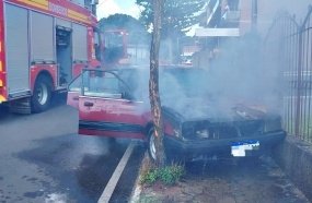 Carro pega fogo após motorista improvisar tanque com garrafa plástica