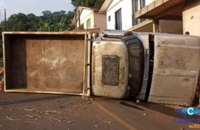 Caminhonete tomba após colidir contra muro no centro de Lacerdópolis