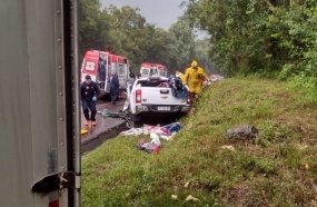 Colisão entre caminhonete e caminhão mata motorista e criança na BR-282