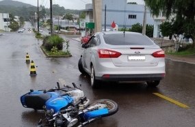Motociclista fica ferido após colisão contra carro no centro de Irani