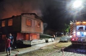 Incêndio destrói casa de dois pavimentos em Vargem Bonita