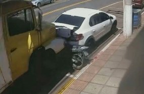 Caminhão desanda e atinge veículos estacionados no centro de Luzerna