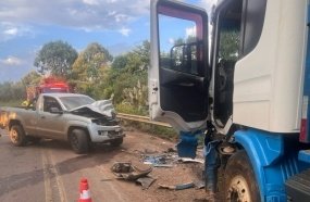 Caminhonete de Joaçaba bate de frente com caminhão de toras na SC-150
