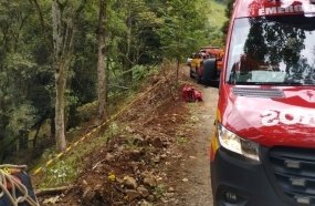 Motorista morre após capotar carro em ribanceira de 50 metros