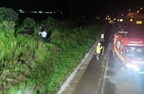 Carro com três pessoas capota após sair da pista em Capinzal 
