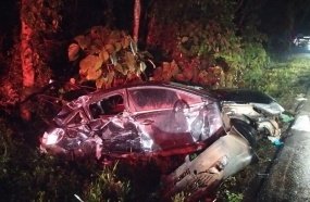 Crianças são ejetadas de carro após colisão com caminhões em Joaçaba 