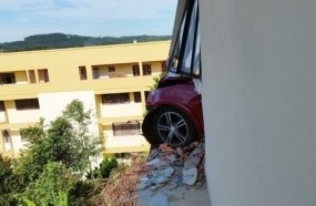 Carro invade garagem após idoso perder o controle da direção