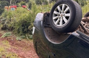 Carro com mulheres e criança capota após sair da pista na SC-452