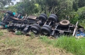 Caminhão carregado com alimentos capota após sair da pista na SC-155