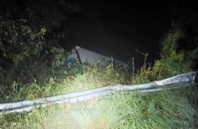 Carreta colide contra árvores após sair da pista na SC-355