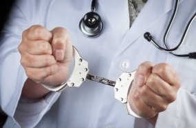 Condenado médico que gravou pacientes nuas e armazenou pornografia infantil