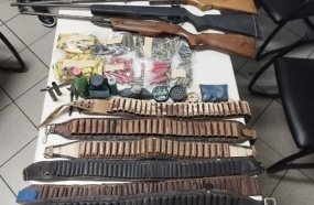 Homem é preso com arsenal após agredir a companheira