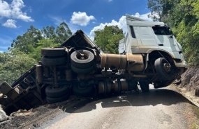 Carreta de Joaçaba que transportava bebidas tomba na SC-157