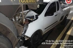 Motorista fica ferido após colidir picape na traseira de carreta 
