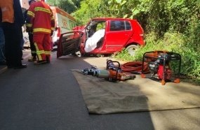 Mulher morre após colisão entre carro e caminhão no Oeste 