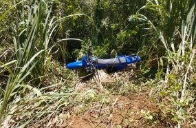 Motociclista fica ferido após colidir contra cerca de arame farpado