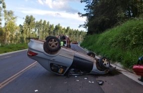 Carro capota após colisão em barranco na SC-150