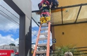 Homem é resgatado após sofrer choque elétrico durante o trabalho 