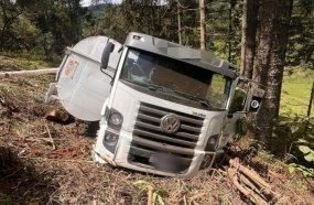 Caminhão graneleiro tomba em barranco após sair da pista na SC-465 