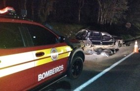 Homem e adolescente morrem em colisão entre carro e caminhão 
