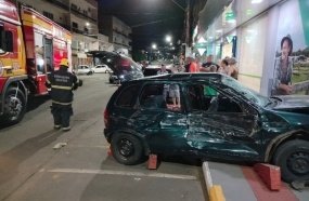 Carro desgovernado atinge veículos e sala comercial no centro de Ipira