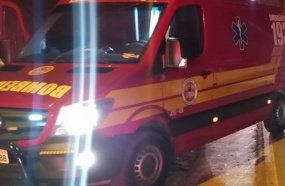 Coletor de lixo fica ferido após cair de caminhão durante coleta
