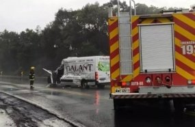 Motorista de van fica inconsciente após colisão com caminhão na BR-282