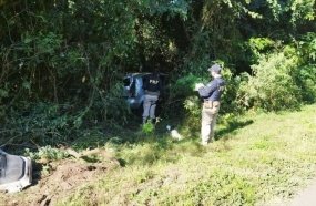 Capotamento mata mulher e deixa homem e adolescente feridos na BR-282 