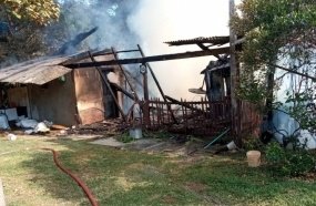 Casa é destruída por incêndio no interior de Rio das Antas