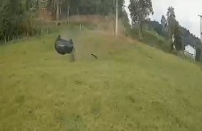 Pedestre escapa por pouco de ser atropelado por carro que saiu da pista e capotou