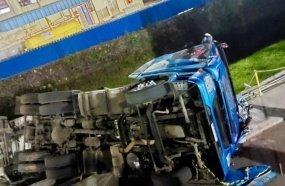 Motorista morre esmagado ao tentar impedir que carreta caísse no rio 