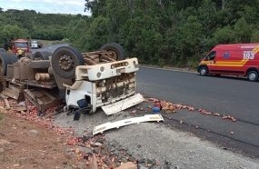 Caminhão que transportava maçãs tem cabine esmagada após capotar na SC-120